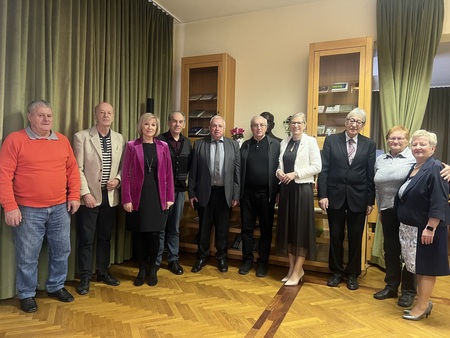 Skupinska fotografija vseh še živečih prejemnikov nagrade akademika dr. Antona Trstenjaka 